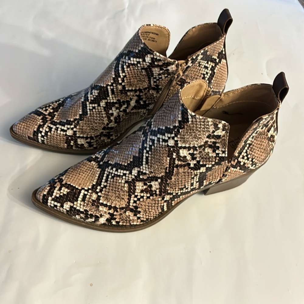 Time and Tru faux snakeskin pointed toe ankle boots with memory foam size 8